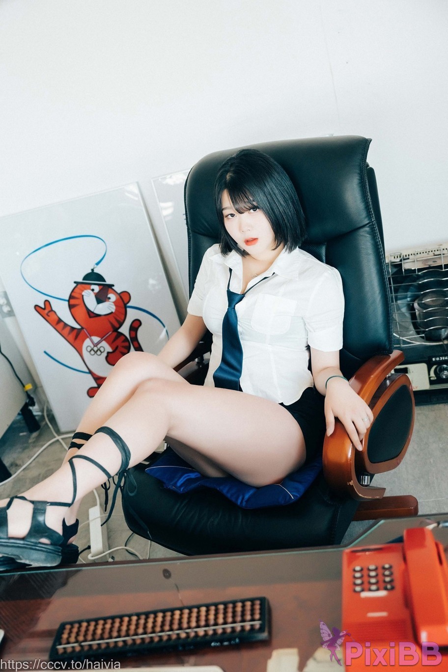 Loozy Zia Female Employee PixiBB.COM 005