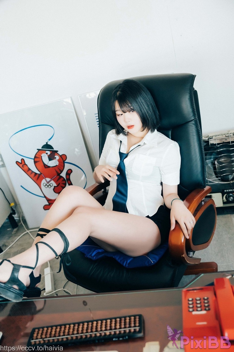 Loozy Zia Female Employee PixiBB.COM 006