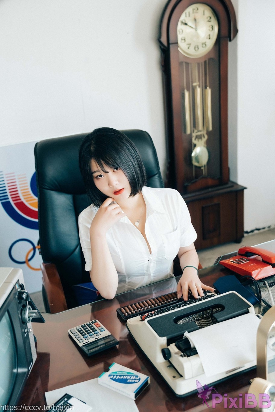 Loozy Zia Female Employee PixiBB.COM 009