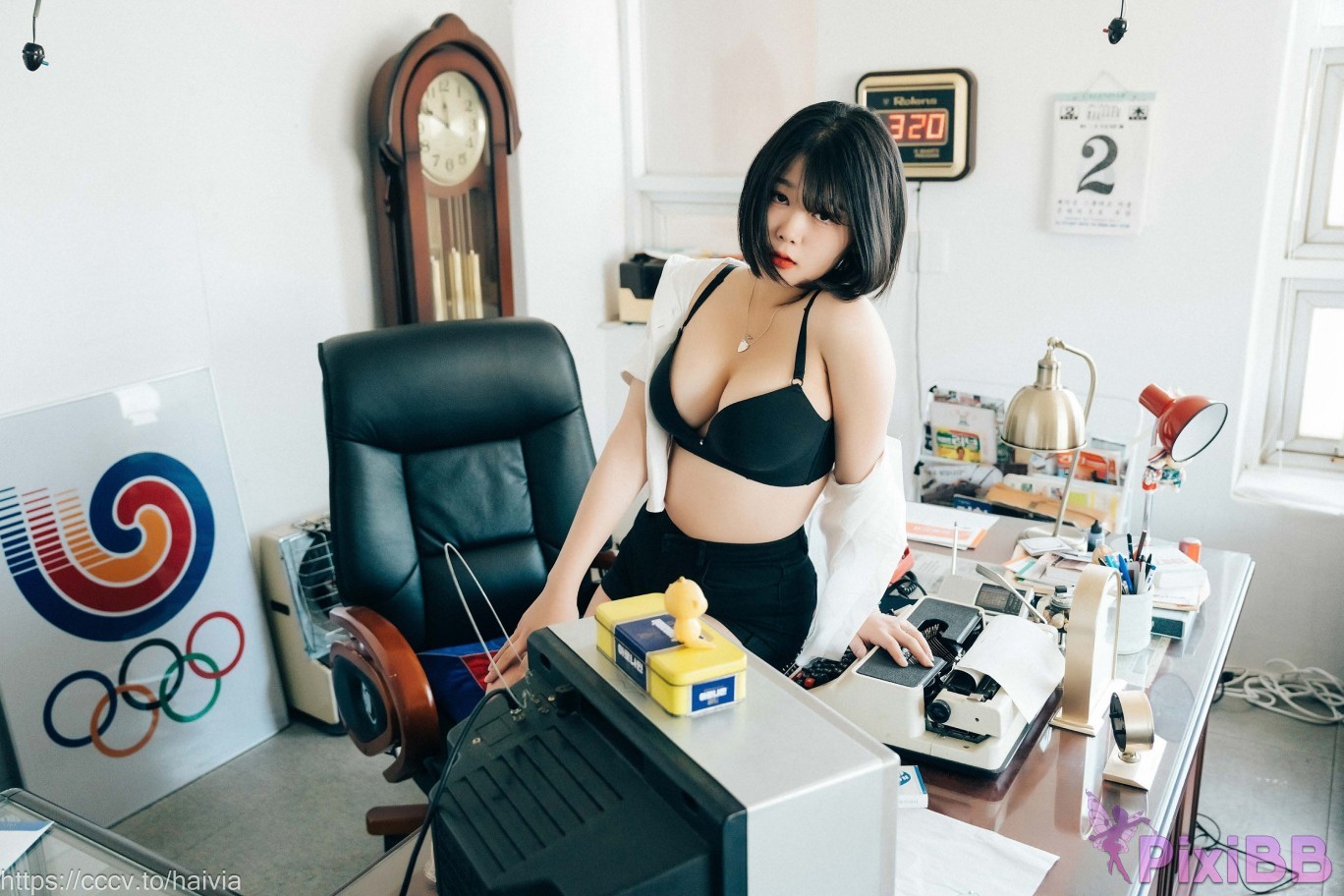 Loozy Zia Female Employee PixiBB.COM 019