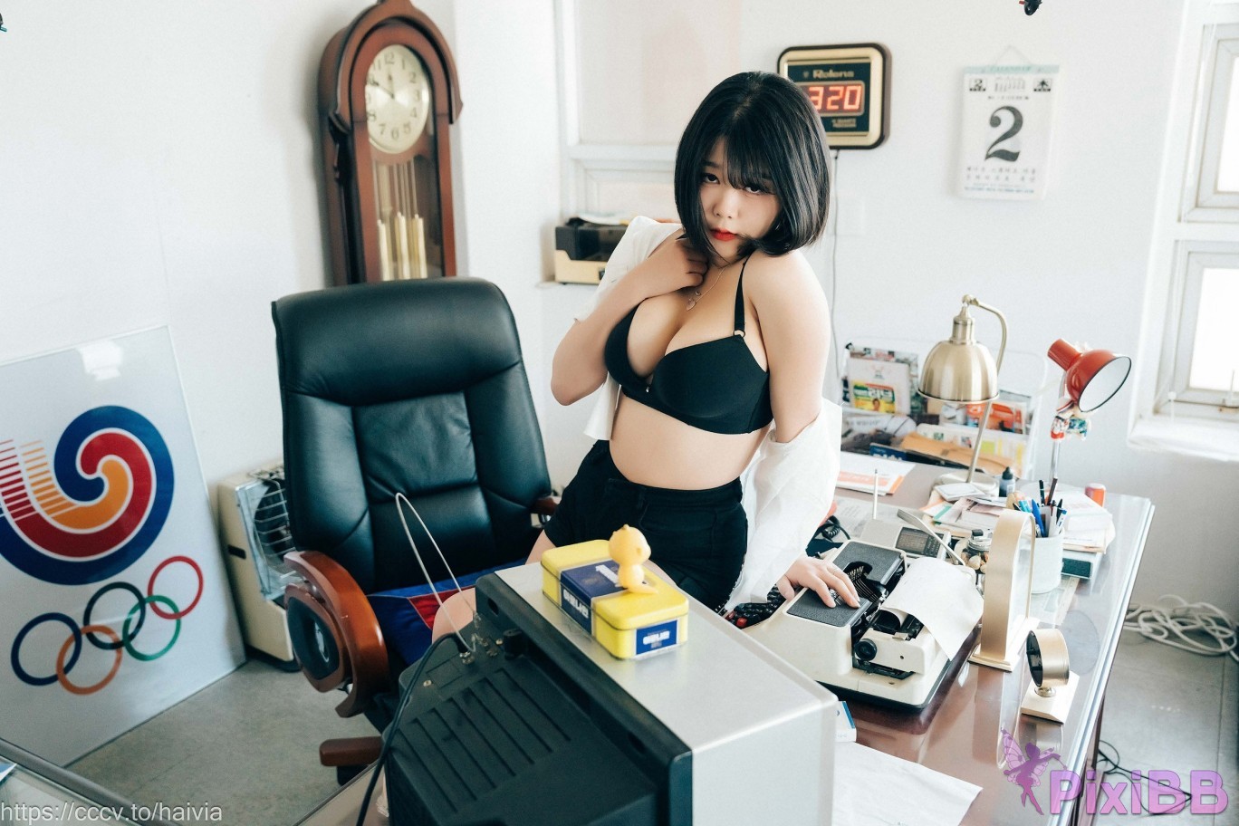 Loozy Zia Female Employee PixiBB.COM 020