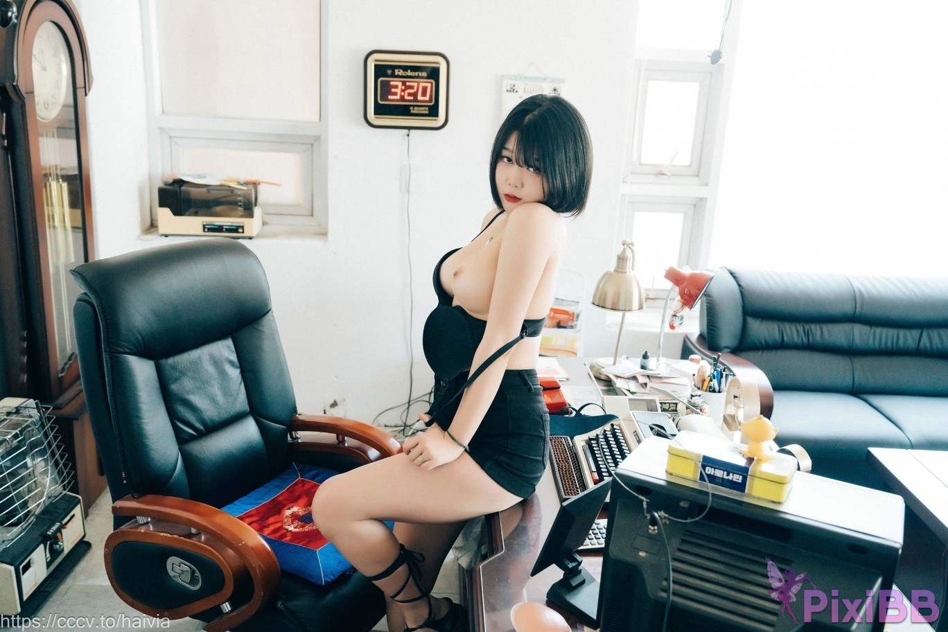 Loozy Zia Female Employee PixiBB.COM 022