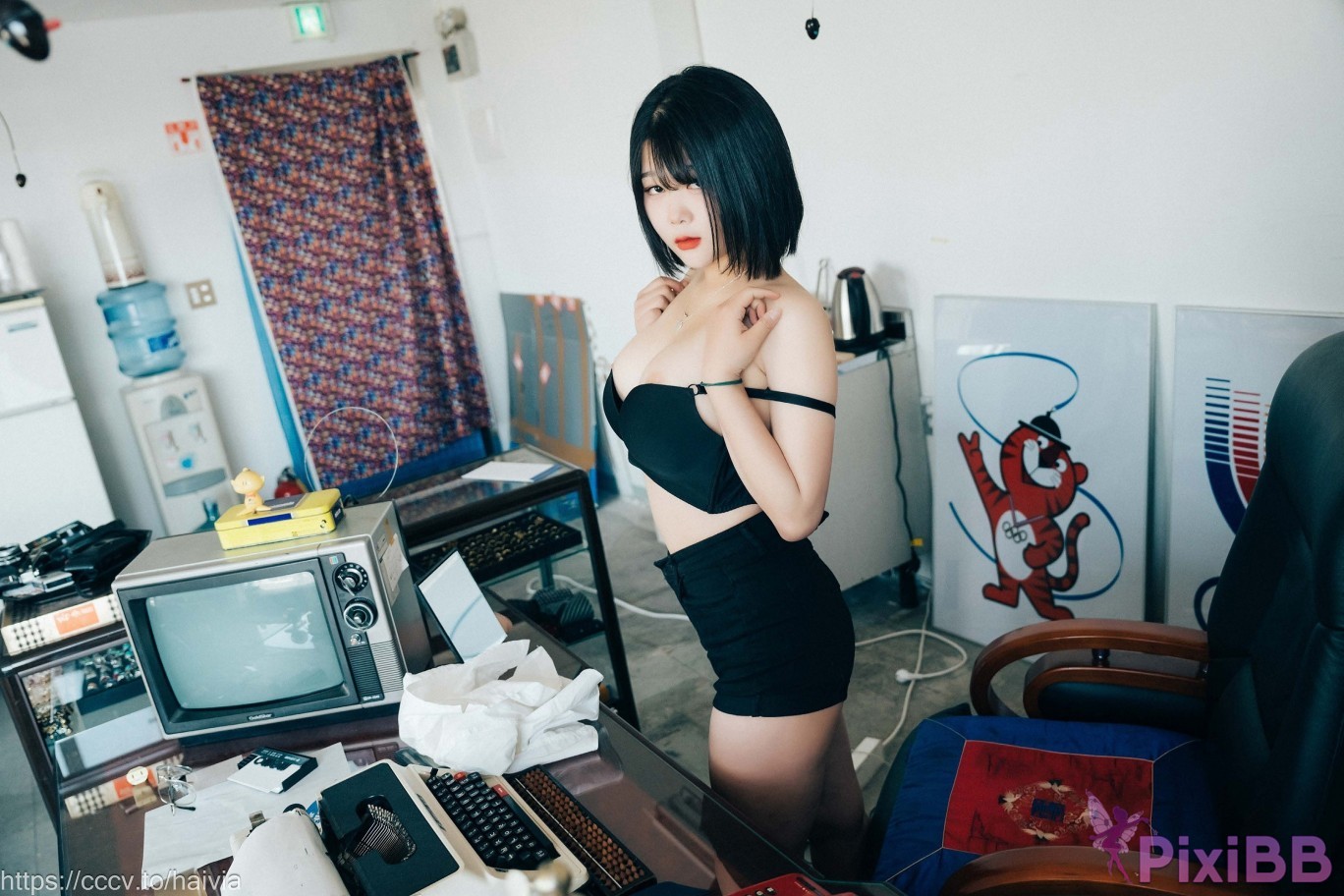 Loozy Zia Female Employee PixiBB.COM 025