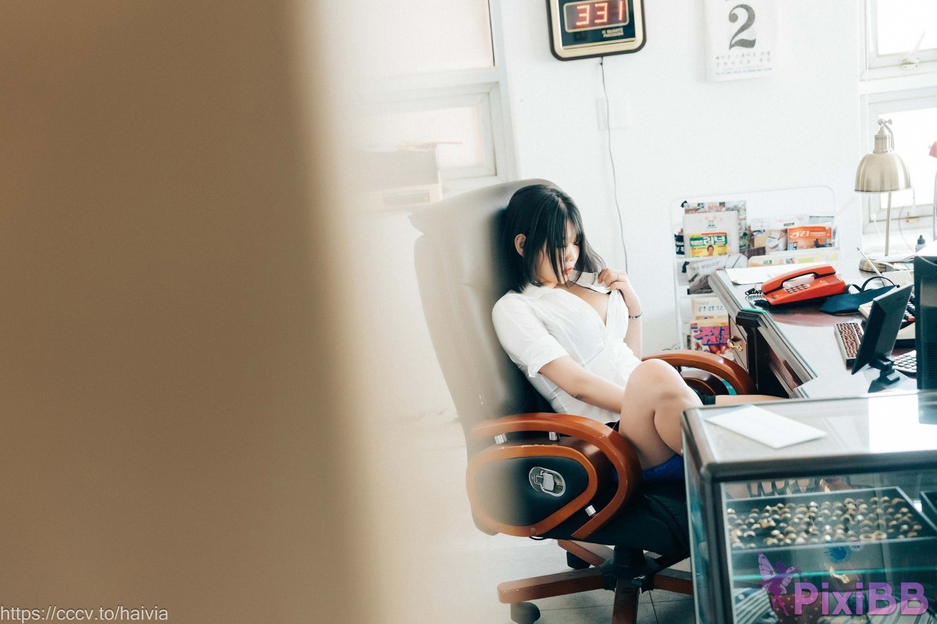 Loozy Zia Female Employee PixiBB.COM 035