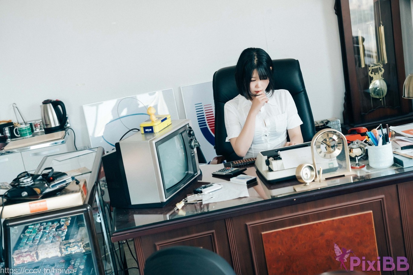 Loozy Zia Female Employee PixiBB.COM 045