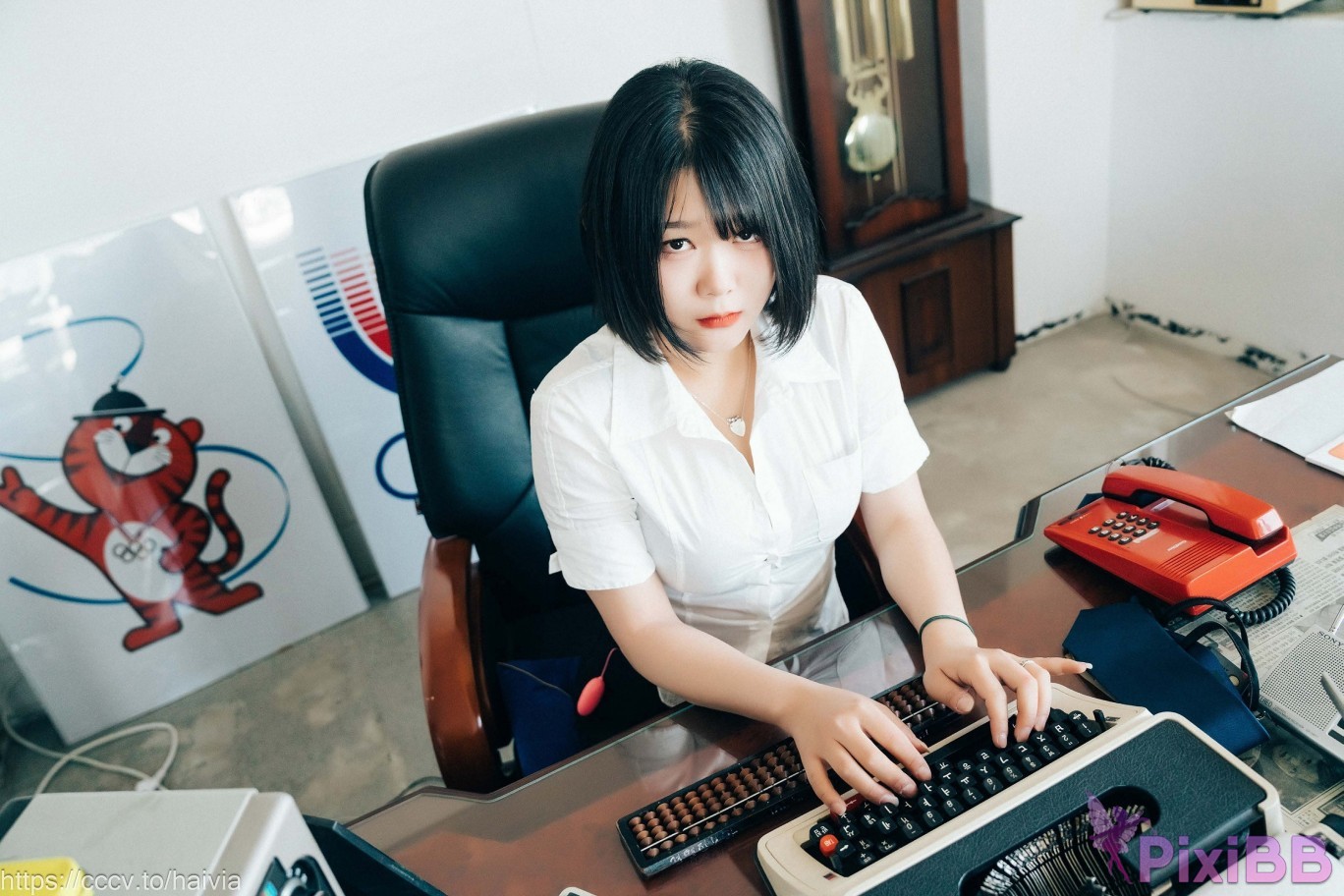 Loozy Zia Female Employee PixiBB.COM 049