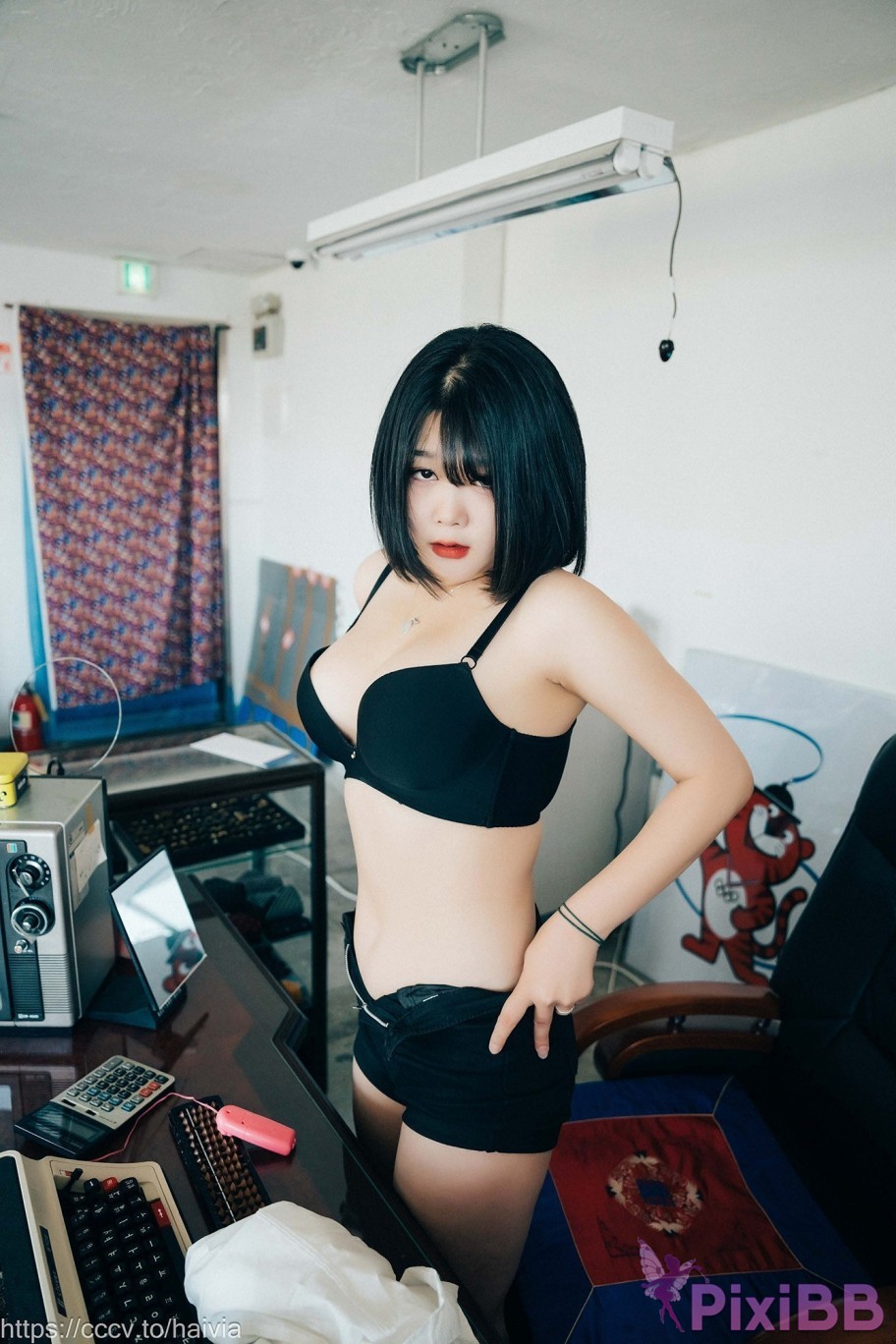 Loozy Zia Female Employee PixiBB.COM 062