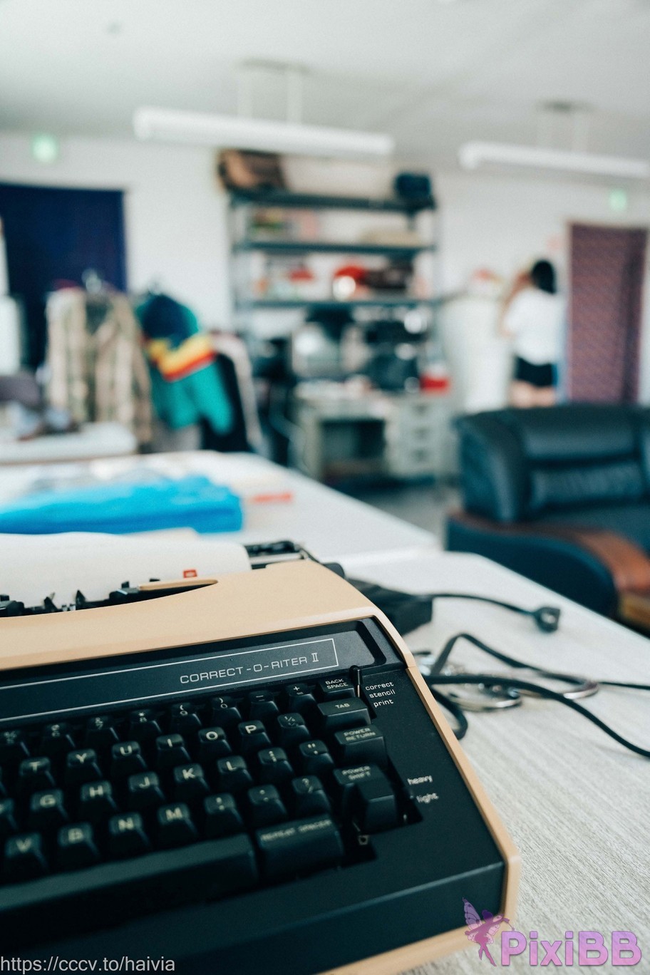 Loozy Zia Female Employee PixiBB.COM 099