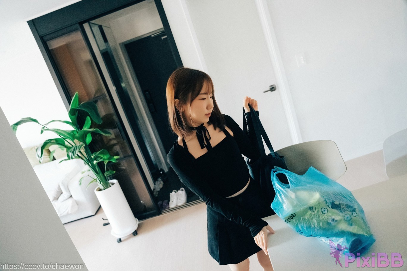 Loozy Yeri Visitor PixiBB.COM 003